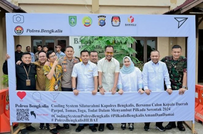 
 📸 KBS dan Sandi Tampilkan Kebersamaan dalam Deklarasi Pilkada Damai yang digelar Polres Bengkalis.