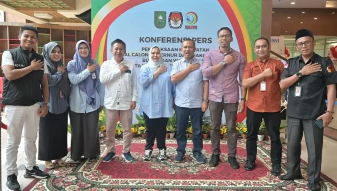 
 📸 Pasangan calon (Paslon) Bupati dan Wakil Bupati Bengkalis Kasmarni-Bagus Santoso foto bersama usai mengikuti Medical Check Up.