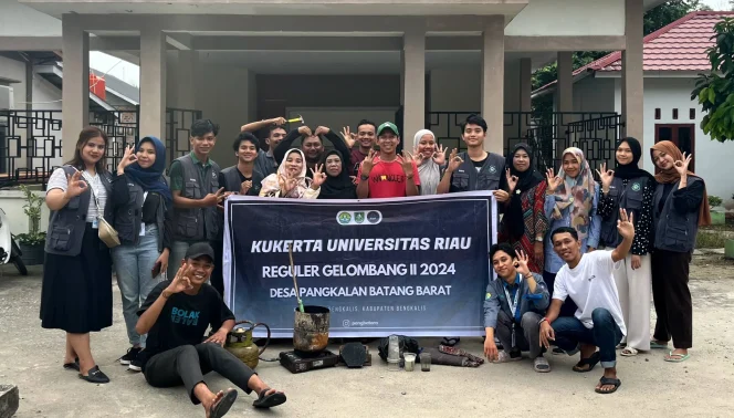 
 📸 Mahasiswa Kuliah Kerja Nyata (Kukerta) dari Universitas Riau foto bersama masyarakat Desa Pangkalan Batang Barat.