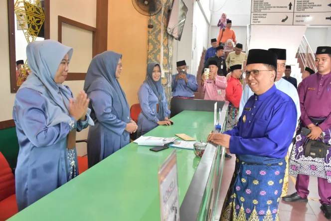 
 📸 Penjabat Sementara (Pjs) Bupati Bengkalis, Akhmad Sudirman Tavipiyono saat kunjungan ke kantor Camat Bengkalis.