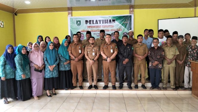 
 Camat Bengkalis, Taufik Hidayat bersama Sekcam Fitra Rama, Pj. Kades, Budiman, dan pengurus Kelembagaan Desa di sesi poto bersama acara LKD