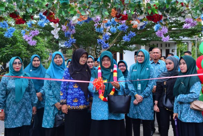 
 Pj.Kepala Desa Jangkang Juminah SE mendampingi PLT.TP PKK Kabupaten Bengkalis saat melakukan pemotongan pita
