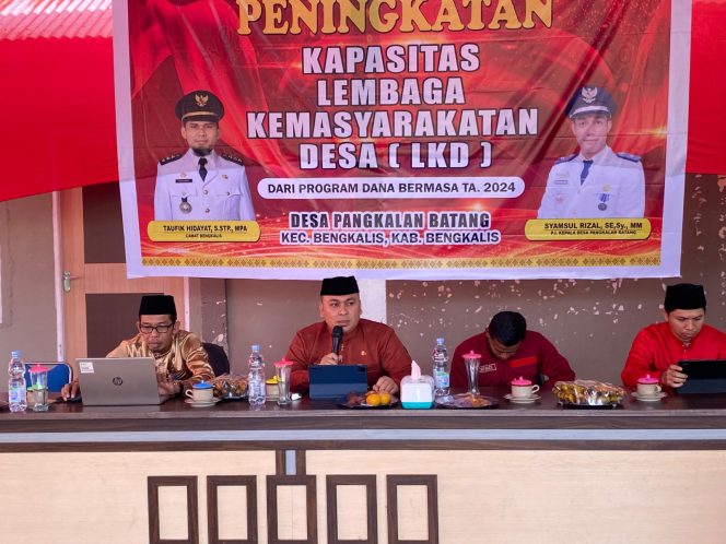 
 Sekcam Bengkalis Fitra Rama S.STP bersama Pj.Kepala Desa,Syamsurizal serta Ketua BPD di acara Pembukaan Peningkatan Kapasita LKD