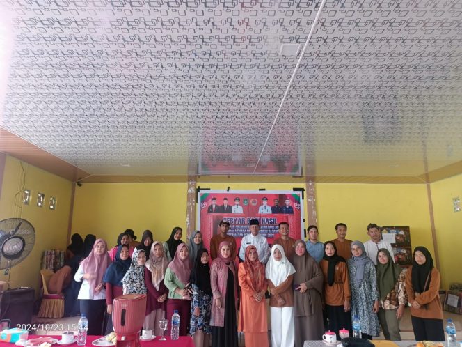 
 Pj.Kades Budiman SE,MM Bersama sejumlah pengurus BUMDes serta pemanfaat di acara Gebyar Bagi Hasil