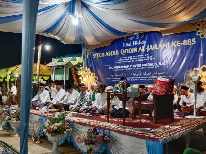 
 Pimpinan Thoriqoh Qodiriyah Naqsyabandiyah KH Fuad Wibowo samping bersama sejumlah tamu undangan diacara Haul Syekh Abdul Qodir Jailani ke 885