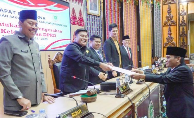 
 📸 Salah satu Fraksi menyerahkan nama keanggotaan AKD kepada Pimpinan DPRD Bengkalis.