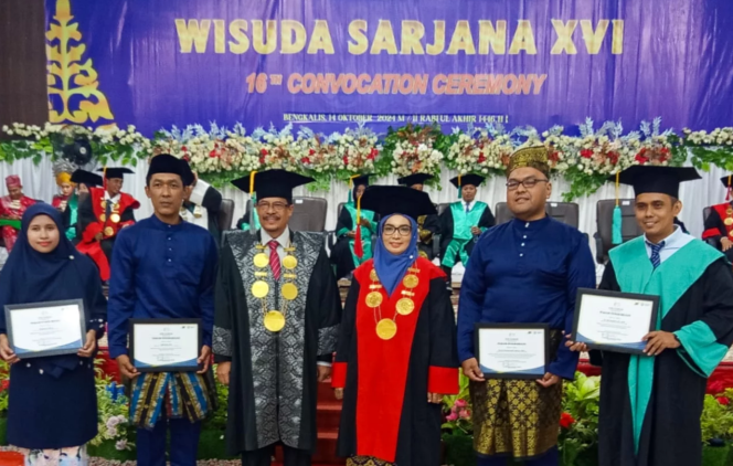 
 📸 Anggota DPRD Kabupaten Bengkalis Muhammad Isa saat menghadiri Sidang Senat Terbuka Wisuda Sarjana XVI Program Strata Satu(SI) Wisuda Ahli Madya – XXI dan Sarjana Terapan-VIII Tahun 2024.