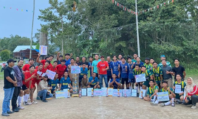 
 📸 Foto bersama usai penutupan turnamen futsal antar Rt se-Desa Pangkalan Batang Barat.