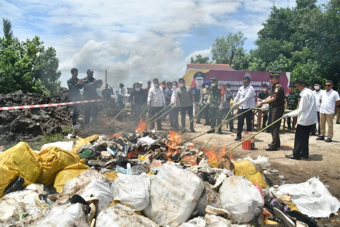 
 📸 Sebanyak 3.976 pasang sepatu bekas dan 8.170 tas bekas ilegal dimusnahkan.