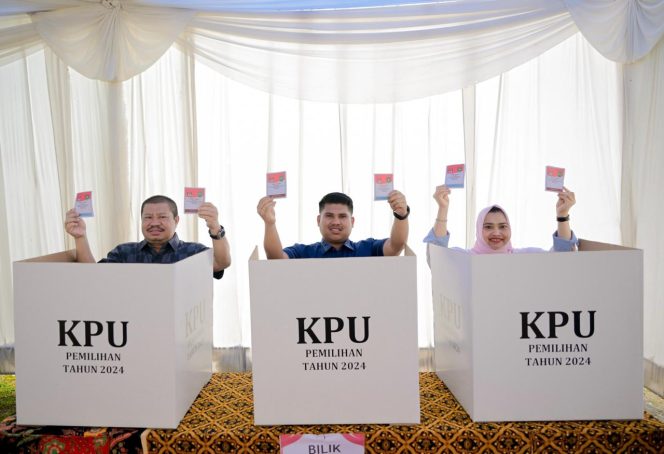 
 📸 Bupati Bengkalis Kasmarni bersama Suami, Amril Mukminin (Bupati ke-14) dan Wakil Ketua DPRD Bengkalis M. Arsya Fadillah Saat Memberikan Hak Suaranya di TPS 03 Desa Muara Basung Kecamatan Pinggir.