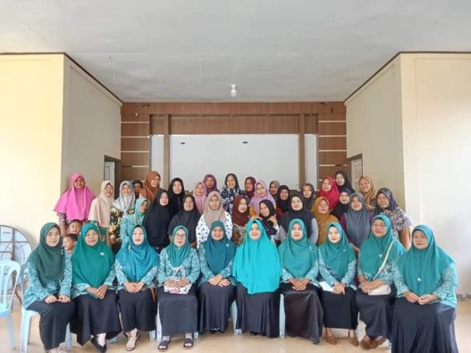 
 Pj.Kades Jangkang Juminah SE bersama TP PKK Periode 2023/2024 usai acara dan penyerahan cinderamata 