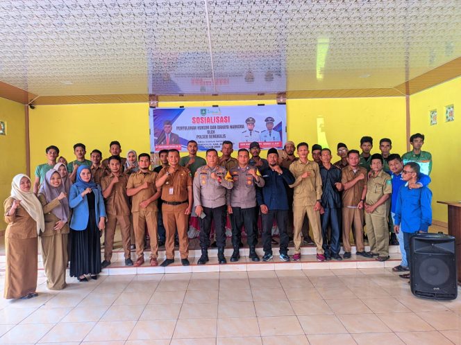 
 Kapolsek Bengkalis,AKP Faisal, tengah bersama Pj. Kepala Desa Budiman SE MM dan sejumlah peserta sosialisasi 