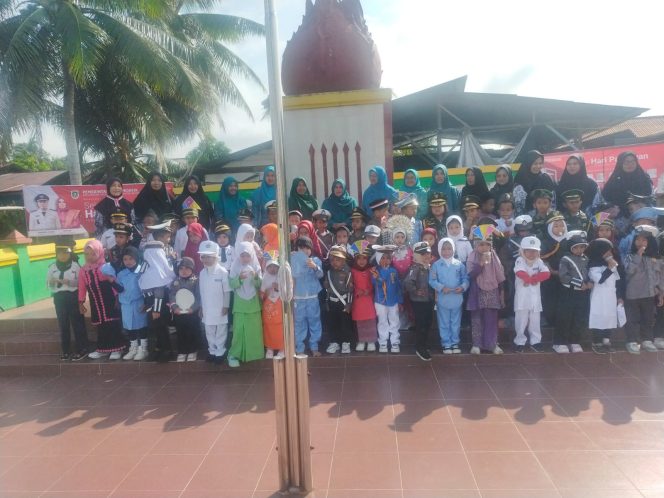 
 Anak-anak TK Ibnu Khaldun saat sesi Poto bersama usai apel bendera