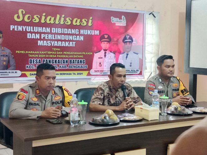 
 Kapolsek AKP Faisal bersama Brigadir Fakhrurozi Dan sekdes Dudiar dalam pembukaan Sosialisasi 