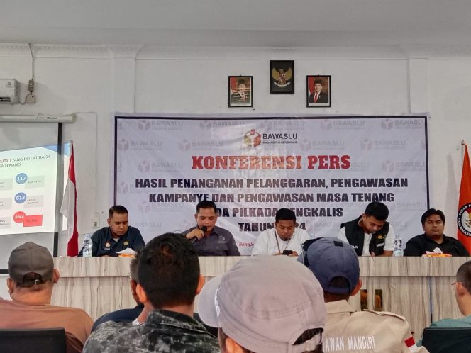 
 Ketua Bawaslu, Usman bersama Wakil Bawaslu Budi Kurnialis serta Kasat Reskrim Polres Bengkalis dan Kejaksaan dalam kegiatan konferensi pers 