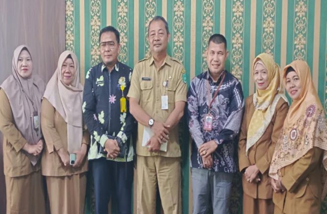 
 📸 Kepala Dinas Perpustakaan dan Kearsipan Kabupaten Bengkalis, Hendrik Dwi Yatmoko, S.Sos, MT (tengah) foto bersama perwakilan Dispersip Kampar.