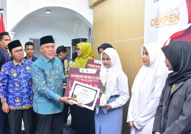 
 📸 Wakil Ketua DPRD H. Misno saat menyerahkan hadiah kepada para pemenang.
