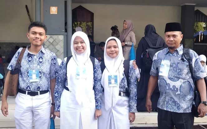 
 📸 Kepala SMAN 1 Bengkalis, Nurhadi, foto bersama siswanya.