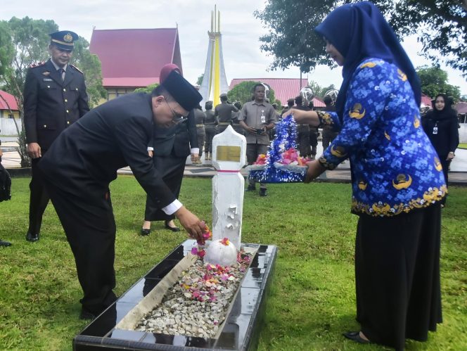 
 📸 Pjs Bupati Bengkalis, Akhmad Sudirman Tavipiyono saat prosesi tabur bunga di makam pahlawan.