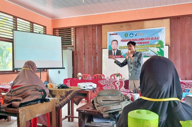 
 📸 Pustakawan Ahli Pertama, Heru Hardianto, S.Sos, saat memberikan materi pelatihan pengelolaan perpustakaan sekolah dasar yang diselenggarakan di SDN 48 Bengkalis.