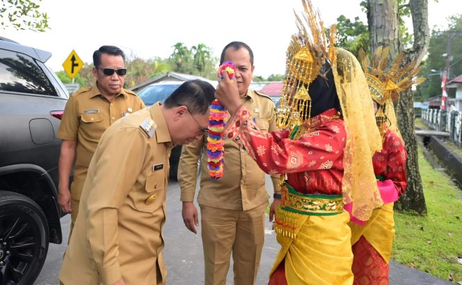 
 📸 Pjs Bupati Bengkalis, Akhmad Sudirman Tavipiyono dikalungi bunga saat kunjungan kerjanya ke Kecamatan Rupat Utara.