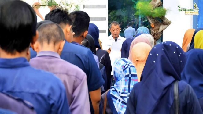 
 📸 Kepala Dispersip Bengkalis, Hendrik Dwi Yatmoko, S.Sos, MT saat Pembacaan Ikrar Netralitas dan Penandatanganan Pakta Integritas, disertai dengan Penandatanganan SK Non ASN.