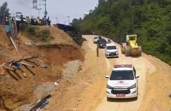 
 📸 Longsor di Desa Tanjung Alai, Kecamatan XIII Koto Kampar, Kampar. (Sumber/doc: MCR)
