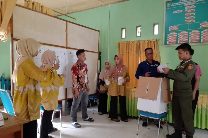 
 📸 Pemungutan suara di Desa Tanjung Leban, Kecamatan Bandar Laksamana, Rabu (27/11/2024).(Ist)