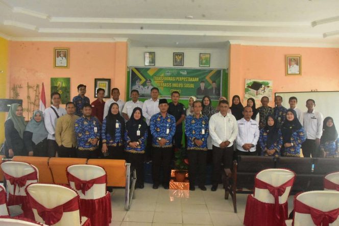
 📸 Peserta Stakeholder Meeting Transformasi Perpustakaan Berbasis Inklusi Sosial (TPBIS) foto bersama.