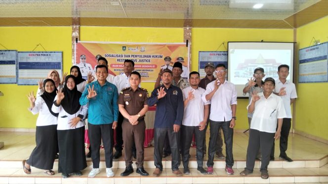 
 PJ.Kepala Desa Budiman SE,MM bersama narasumber dan peserta saat sesi Poto bersama 
