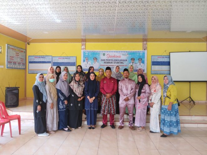 
 PJ.Kepala Desa Budiman bersama narasumber Dr.Tia Mandasari serta peserta lainnya dalam acara rembuk stunting 