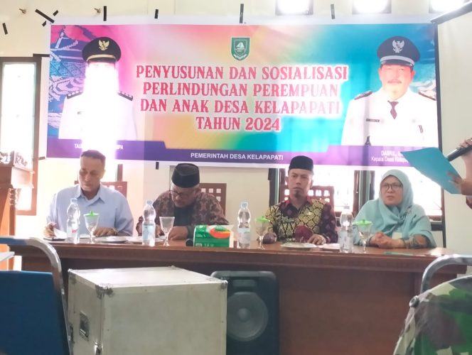 
 Kepala Desa Kelapapati Dasril SS bersama sejumlah narasumber dalam kegiatan sosialisasi 
