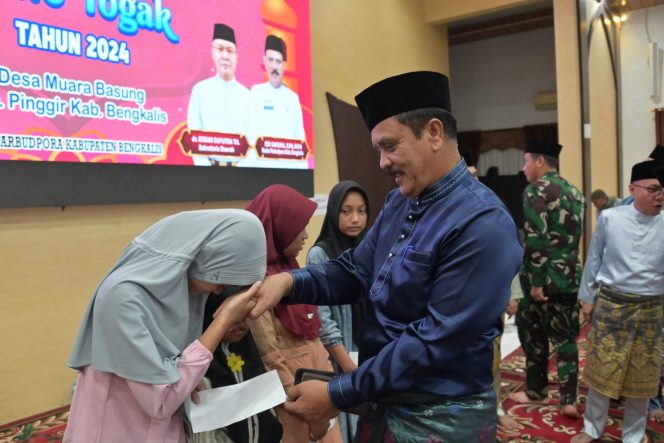 
 Kadis Parbudpora Edi Sakura saat memberikan santunan anak yatim