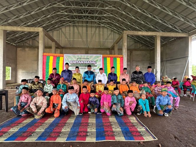
 Anak-anak penerima bantuan kitanan masal 