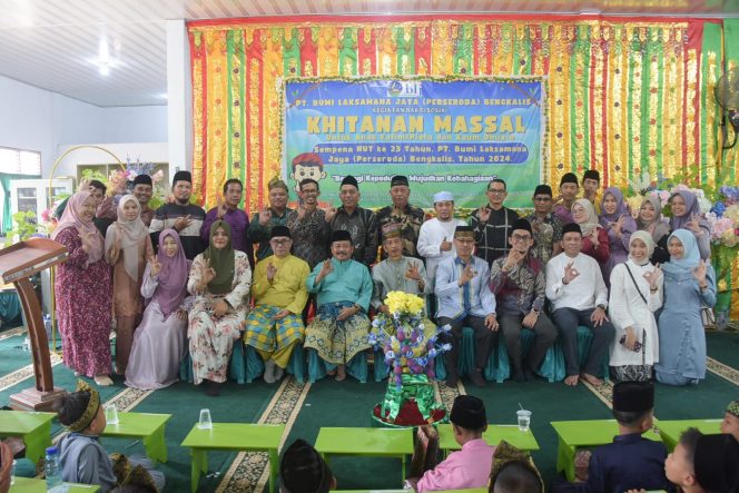 
 Sunatan masal anak-anak yatim 