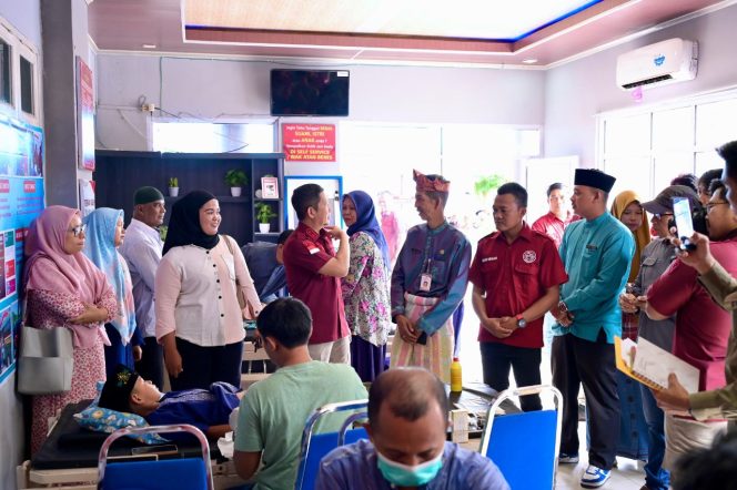 
 Staf ahli Bupati, Johansyah Safri saat menyaksikan kegiatan sunatan masal