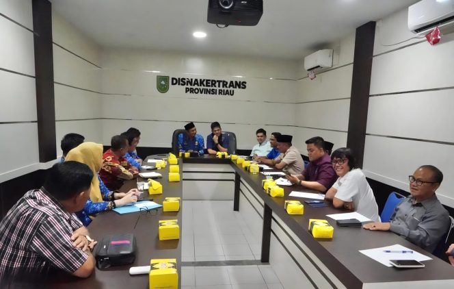 
 📸 Komisi I DPRD Kabupaten Bengkalis ke Dinas Tenaga Kerja dan Transmigrasi Provinsi Riau Dalam Upaya Mendalami Informasi Peraturan dan Perundang-Undangan Tenaga Kerja.