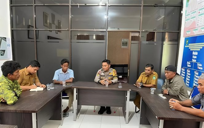 
 📸  Brigadir Fakhrul Rozi bersama perangkat Desa Pangkalan Batang Barat.
