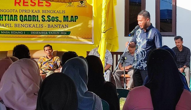 
 📸  Anggota Komisi III DPRD Kabupaten Bengkalis, Fakhtiar Qadri, S.Sos., M.AP.,. saat penyampaiannya dalam Reses  di Desa Pangkalan Batang.(ist)