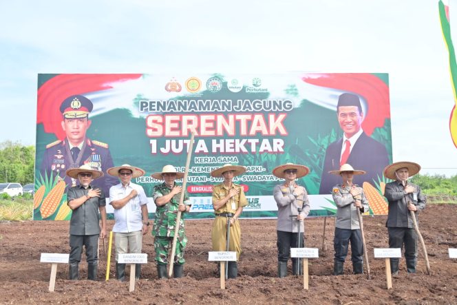 
 Kapolres Bengkalis Budi Setiawan bersama sejumlah pejabat saat membuka program tanam jagung 1 juta hektar 