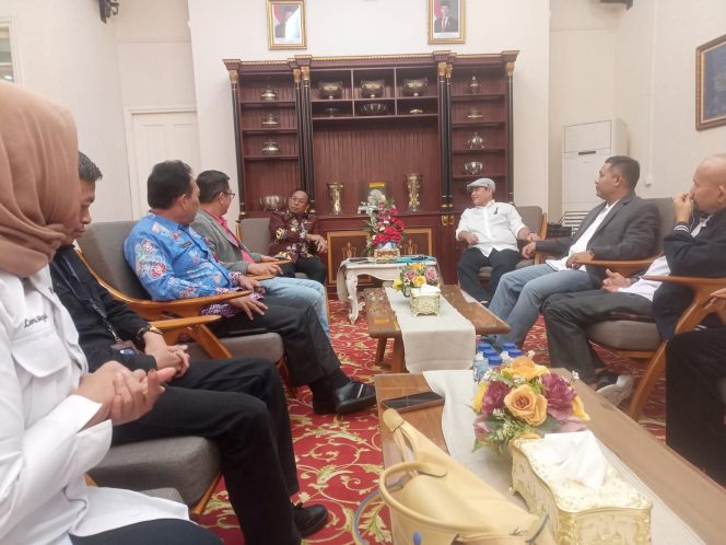 
 Ketua PWI Pusat Zulmansyah Sekedang bersama rombongan bersilaturahmi dengan PJ.Gubri