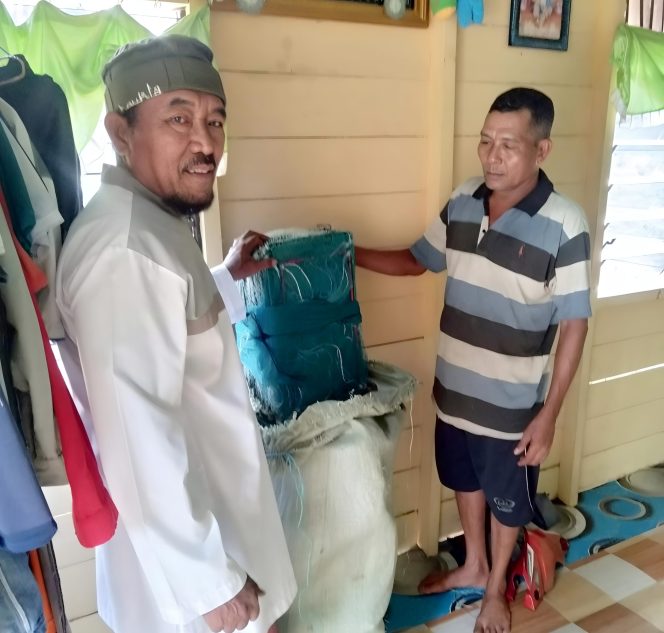 
 📸 Anton bersama Iskandar saat menunjukkan bantuan Bubu Naga (Ist)