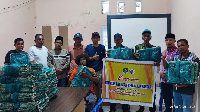 
 📸 Pemerintah Desa Pangkalan Batang Melakukan Penyerahan Ulang Bantuan Alat Tangkap Bubu Naga
Kepada Kelompok Nelayan.(Ist)