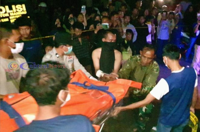 
 Jasad wanita sedang di evakuasi oleh petugas kepolisian 