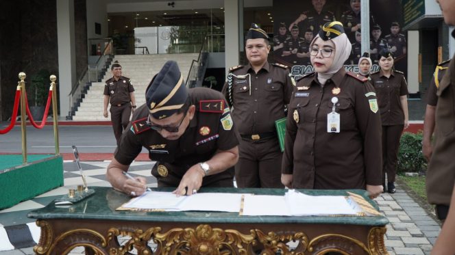 
 Kejati Riau saat melakukan penandatanganan pakata integritas 