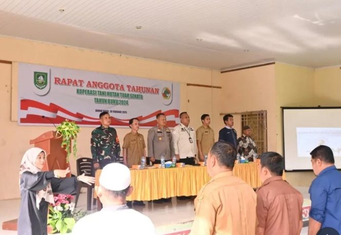 
 Pengurus Koperasi bersama anggota dalam kegiatan pembukaan rapat tahunan