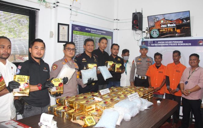 
 📸 Sinergi  Tim Sus Elang Malaka Sat Narkoba Polres Bengkalis, Polsek Bukit Batu, serta Bea Cukai Bengkalis berhasil gagalkan penyelundupan narkotika berskala internasional.
