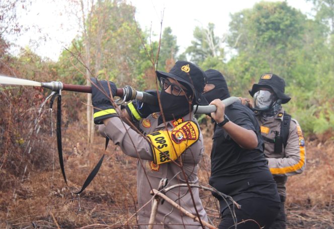 
 📸 Tim gabungan saat melakukan pemadaman kebakaran lahan di Desa Sungai Alam.