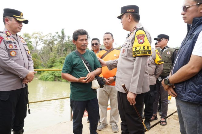 
 📸Kapolda Riau, Irjen M Iqbal saat berkomunikasi dengan salah seorang korban.(Sumber/doc: MCR)