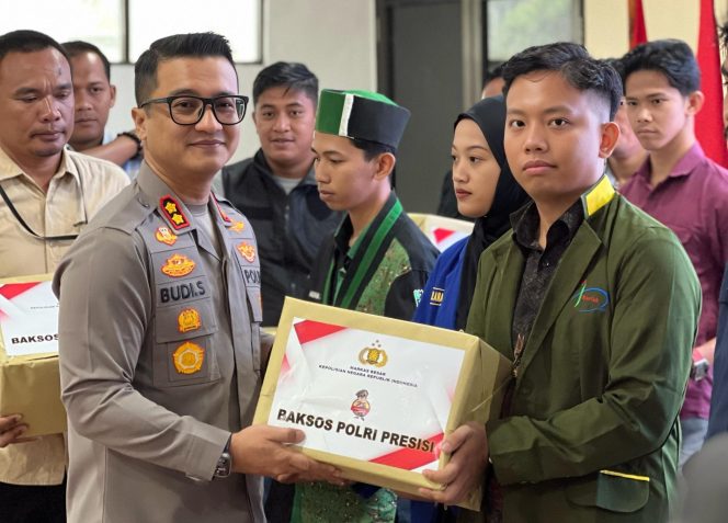 
 📸 Kapolres Bengkalis, AKBP Budi Setiawan, S.I.K., M.I.K menyerahkan paket sembako secara simbolis kepada perwakilan mahasiswa.